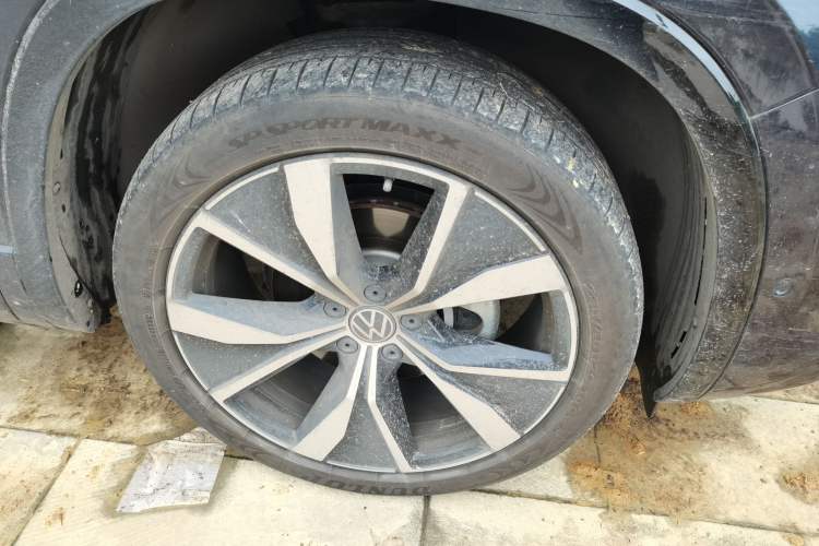 Used Volkswagen Tayron X 2023 330TSI Two-Wheel-Drive Flagship Smart Edition Right Front Wheel Hub
