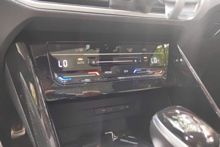 Used Volkswagen Tayron X 2023 330TSI Two-Wheel-Drive Prestige High-Energy Version Audio And AC Panel