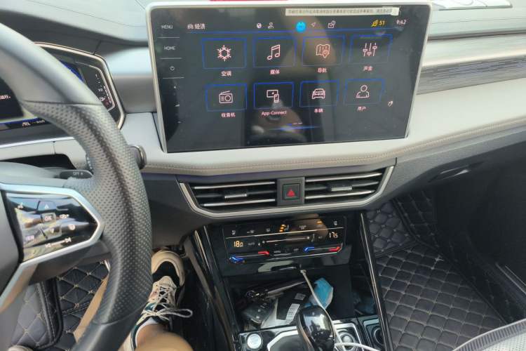 Used Volkswagen Tayron X 2023 330TSI Two-Wheel-Drive Flagship Smart Edition Audio And AC Panel