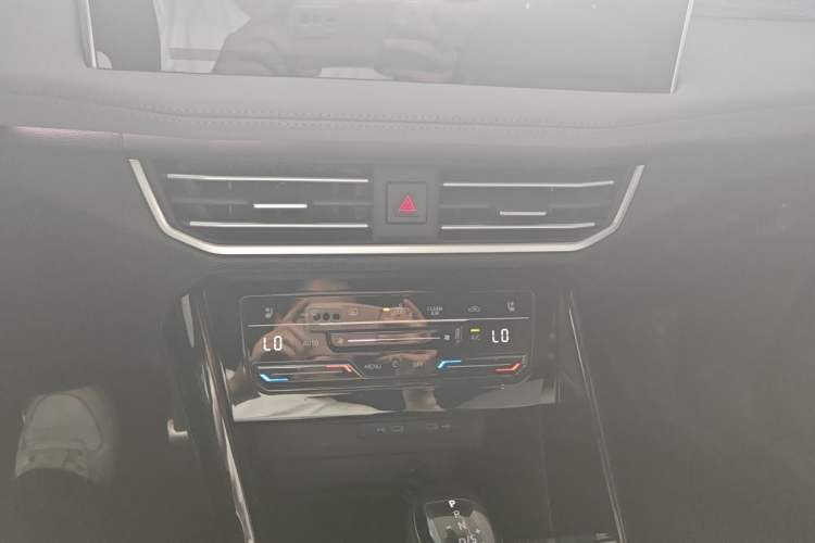 Used Volkswagen Tayron X 2023 330TSI Two-Wheel-Drive Flagship Smart Edition Audio And AC Panel