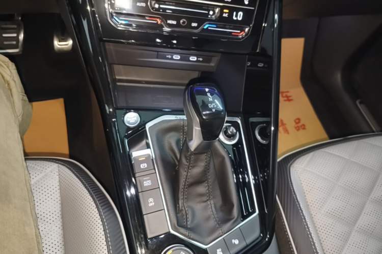 Used Volkswagen Tayron X 2023 Revised 380TSI Four-Wheel Drive Flagship Smart Edition Gear Lever