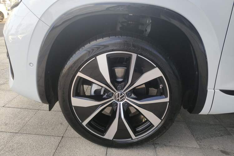 Used Volkswagen Tayron X 2023 330TSI Two-Wheel-Drive Flagship Smart Edition Left Front Wheel Hub