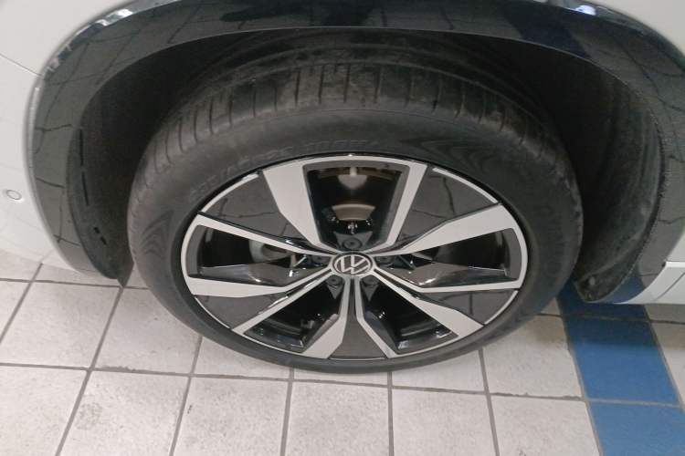 Used Volkswagen Tayron X 2023 330TSI Two-Wheel-Drive Flagship Smart Edition Left Front Wheel Hub