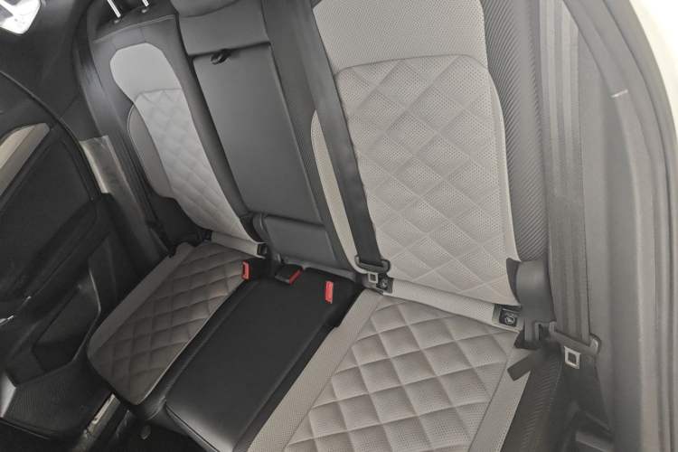 Used Volkswagen Tayron X 2023 330TSI Two-Wheel-Drive Flagship Smart Edition Left Rear Seat