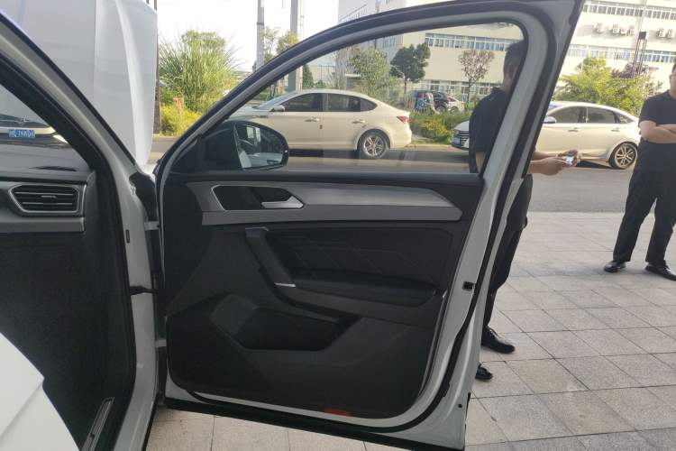 Used Volkswagen Tayron X 2023 330TSI Two-Wheel-Drive Flagship Smart Edition Right Front Door Interior