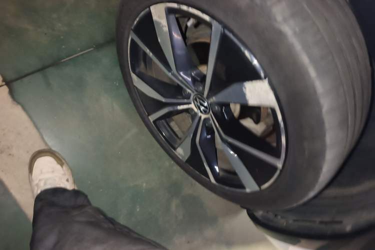 Used Volkswagen Tayron X 2023 330TSI Two-Wheel-Drive Flagship Smart Edition Right Front Wheel Hub