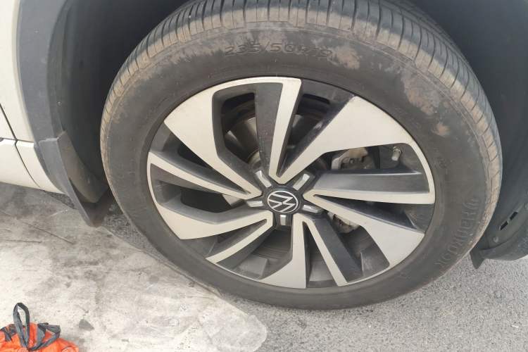 Used Volkswagen Tayron X 2023 330TSI Two-Wheel-Drive Prestige High-Energy Version Right Front Wheel Hub