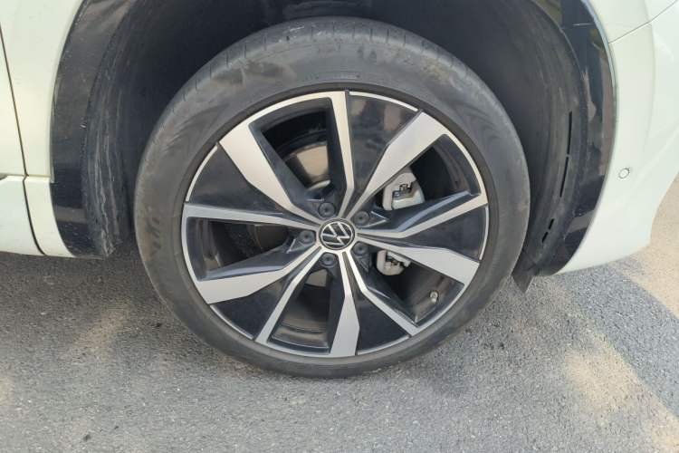Used Volkswagen Tayron X 2023 330TSI Two-Wheel-Drive Flagship Smart Edition Right Front Wheel Hub