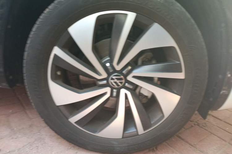 Used Volkswagen Tayron X 2023 330TSI Two-Wheel-Drive Prestige High-Energy Version Right Front Wheel Hub
