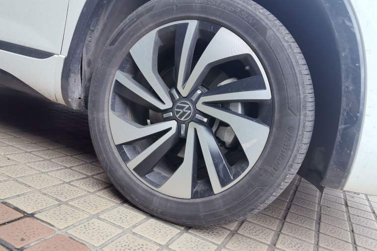 Used Volkswagen Tayron X 2023 330TSI Two-Wheel-Drive Prestige High-Energy Version Right Front Wheel Hub