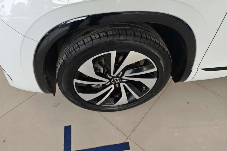 Used Volkswagen Tayron X 2023 330TSI Two-Wheel-Drive Prestige High-Energy Version Right Front Wheel Hub