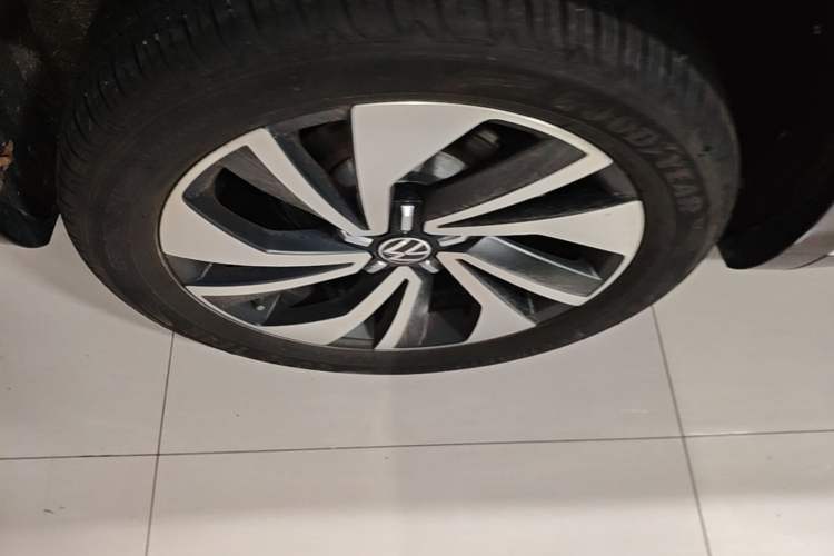 Used Volkswagen Tayron X 2023 330TSI Two-Wheel-Drive Prestige High-Energy Version Right Rear Wheel Hub