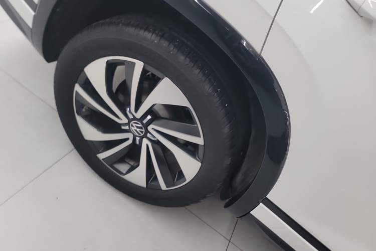 Used Volkswagen Tayron X 2023 330TSI Two-Wheel-Drive Prestige High-Energy Version Right Rear Wheel Hub