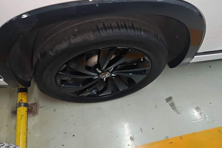 Used Volkswagen Tayron X 2023 330TSI Two-Wheel-Drive Prestige High-Energy Version Right Rear Wheel Hub