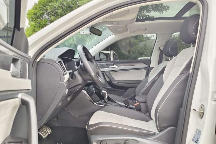 Used Volkswagen Tayron X 2024 330TSI Two-Wheel-Drive Prestige High-Energy Edition Interior 3