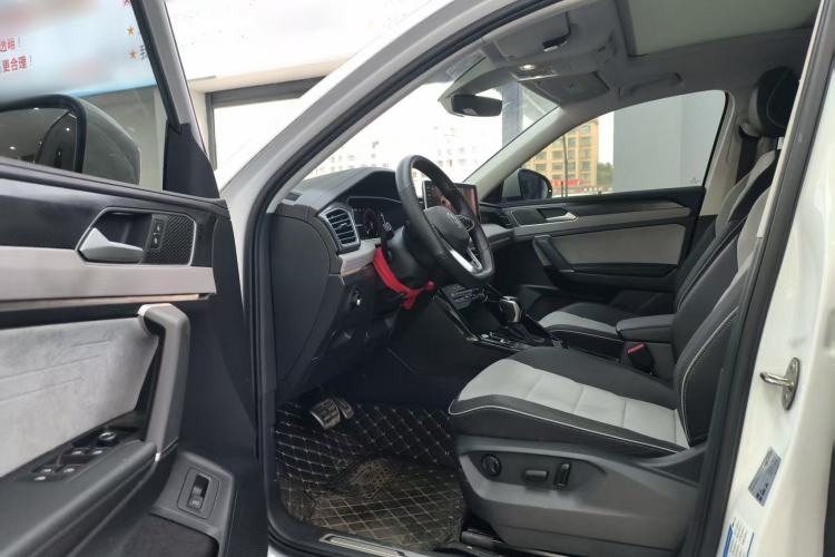 Used Volkswagen Tayron X 2024 330TSI Two-Wheel-Drive Prestige High-Energy Edition Interior 3