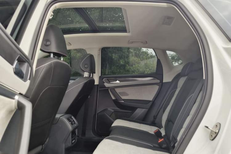 Used Volkswagen Tayron X 2024 330TSI Two-Wheel-Drive Prestige High-Energy Edition Interior 4