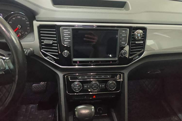 Used Volkswagen Teramont 2017 530 V6 Four-Wheel Drive Luxury Edition Audio And AC Panel