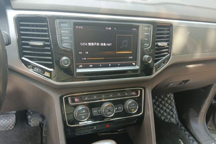 Used Volkswagen Teramont 2017 530 V6 Four-Wheel Drive Luxury Edition Audio And AC Panel