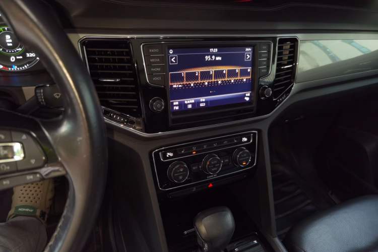 Used Volkswagen Teramont 2017 330TSI Two-Wheel-Drive Luxury Edition Audio And AC Panel
