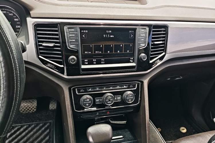 Used Volkswagen Teramont 2017 530 V6 Four-Wheel Drive Luxury Edition Audio And AC Panel