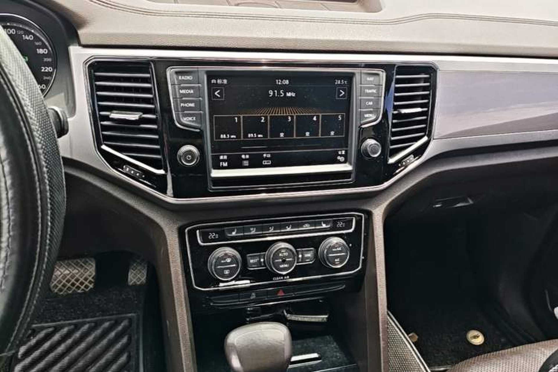 Used Volkswagen Teramont 2017 530 V6 Four-Wheel Drive Luxury Edition Audio And AC Panel