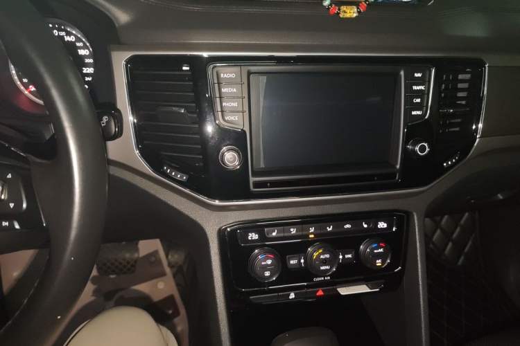 Used Volkswagen Teramont 2017 330TSI Two-Wheel-Drive Luxury Edition Audio And AC Panel