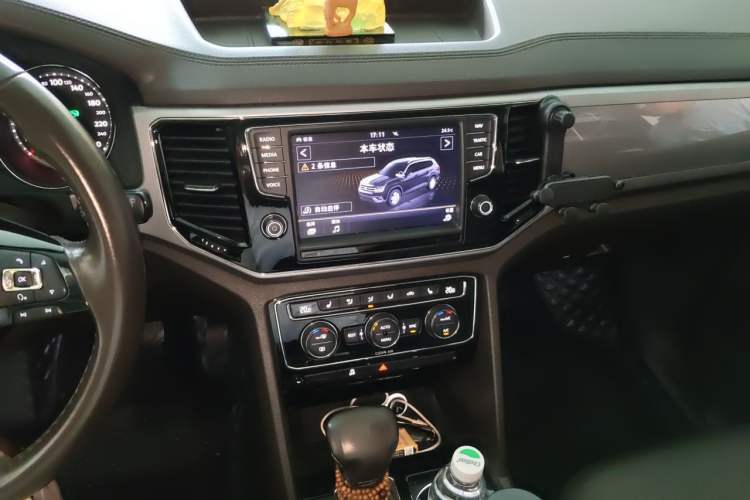 Used Volkswagen Teramont 2017 530 V6 Four-Wheel Drive Luxury Edition Audio And AC Panel