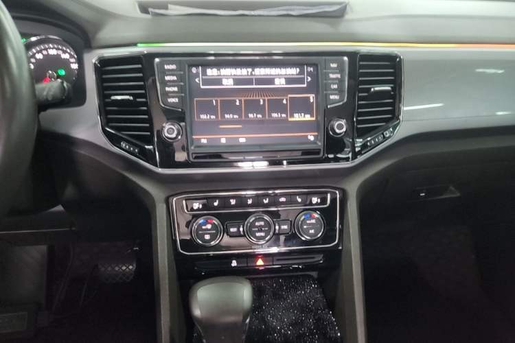 Used Volkswagen Teramont 2017 330TSI Two-Wheel-Drive Luxury Edition Audio And AC Panel