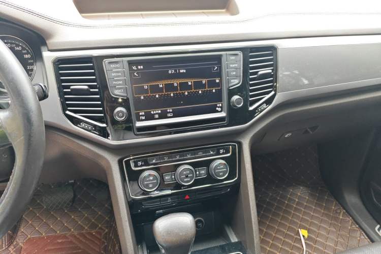 Used Volkswagen Teramont 2017 380TSI Four-Wheel Drive Luxury Edition Audio And AC Panel
