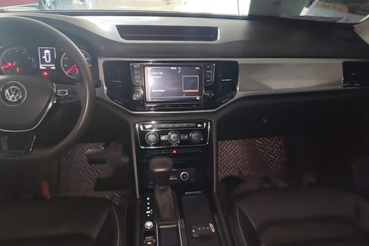 Used Volkswagen Teramont 2017 330TSI Two-Wheel-Drive Luxury Edition Audio And AC Panel