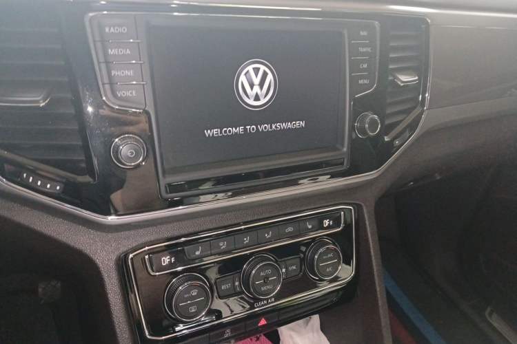 Used Volkswagen Teramont 2017 530 V6 Four-Wheel Drive Luxury Edition Audio And AC Panel