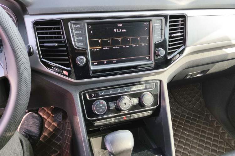 Used Volkswagen Teramont 2017 330TSI Two-Wheel-Drive Luxury Edition Audio And AC Panel