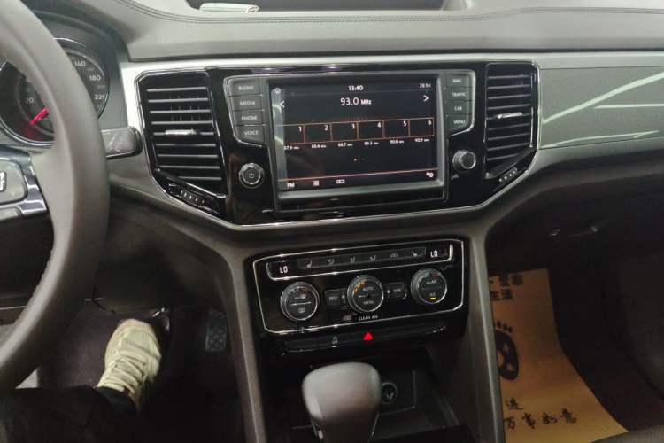 Used Volkswagen Teramont 2017 330TSI Two-Wheel-Drive Luxury Edition Audio And AC Panel