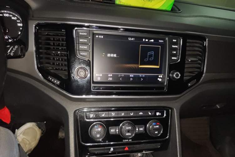 Used Volkswagen Teramont 2017 530 V6 Four-Wheel Drive Luxury Edition Audio And AC Panel