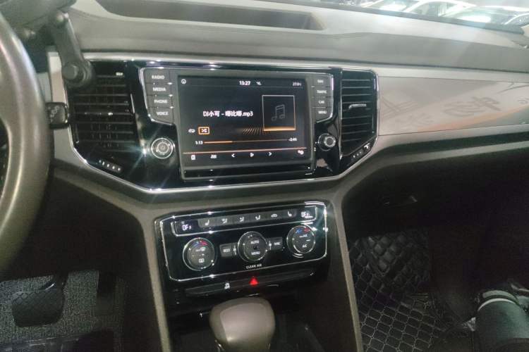 Used Volkswagen Teramont 2017 330TSI Two-Wheel-Drive Luxury Edition Audio And AC Panel
