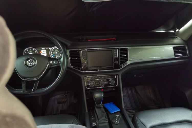 Used Volkswagen Teramont 2017 330TSI Two-Wheel-Drive Luxury Edition Center Console
