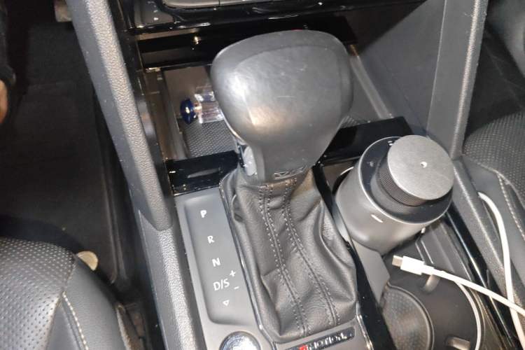 Used Volkswagen Teramont 2017 530 V6 Four-Wheel Drive Luxury Edition Gear Lever