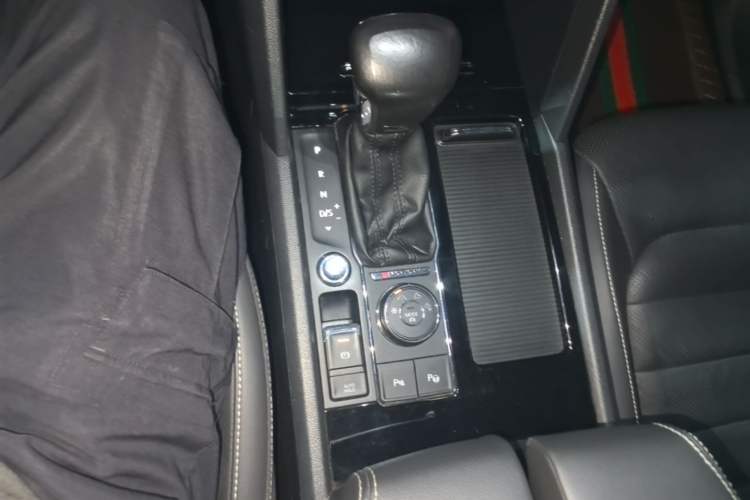 Used Volkswagen Teramont 2017 530 V6 Four-Wheel Drive Luxury Edition Gear Lever