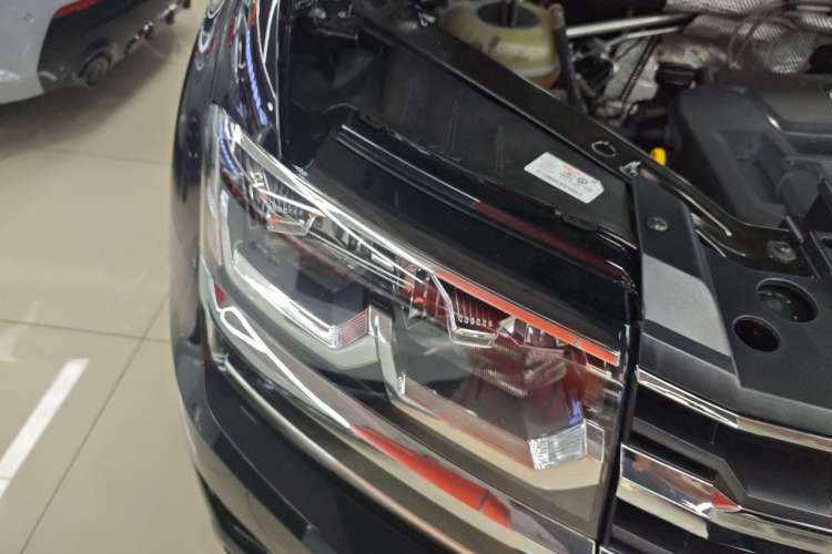 Used Volkswagen Teramont 2017 330TSI Two-Wheel-Drive Luxury Edition Right Front Headlight