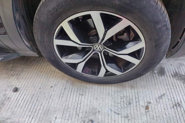 Used Volkswagen Teramont 2017 330TSI Two-Wheel-Drive Luxury Edition Right Front Wheel Hub