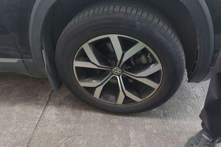 Used Volkswagen Teramont 2017 530 V6 Four-Wheel Drive Luxury Edition Right Front Wheel Hub