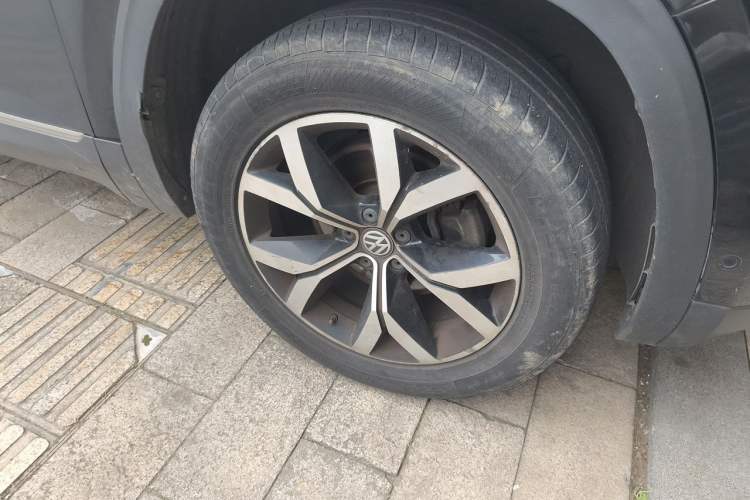 Used Volkswagen Teramont 2017 530 V6 Four-Wheel Drive Luxury Edition Right Front Wheel Hub
