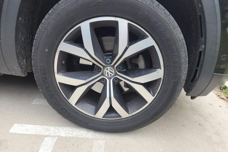 Used Volkswagen Teramont 2017 330TSI Two-Wheel-Drive Luxury Edition Right Front Wheel Hub