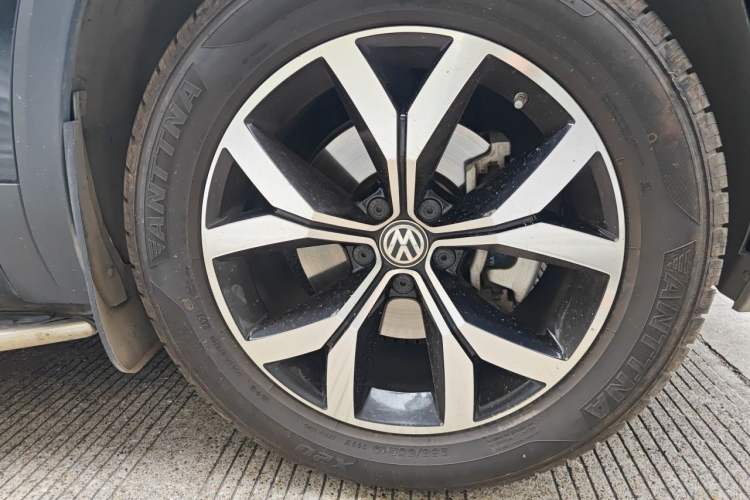 Used Volkswagen Teramont 2017 330TSI Two-Wheel-Drive Luxury Edition Right Front Wheel Hub