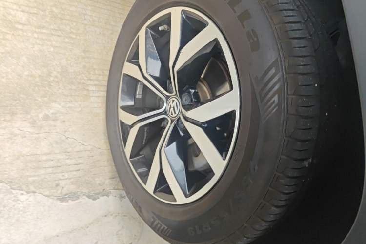 Used Volkswagen Teramont 2017 530 V6 Four-Wheel Drive Luxury Edition Right Front Wheel Hub