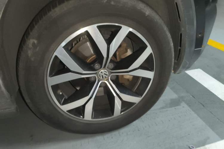 Used Volkswagen Teramont 2017 330TSI Two-Wheel-Drive Luxury Edition Right Front Wheel Hub