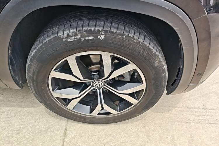 Used Volkswagen Teramont 2017 530 V6 Four-Wheel Drive Luxury Edition Right Front Wheel Hub