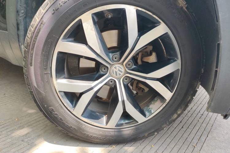 Used Volkswagen Teramont 2017 330TSI Two-Wheel-Drive Luxury Edition Right Front Wheel Hub