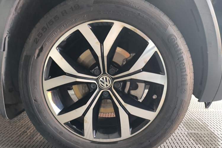Used Volkswagen Teramont 2017 530 V6 Four-Wheel Drive Luxury Edition Right Front Wheel Hub